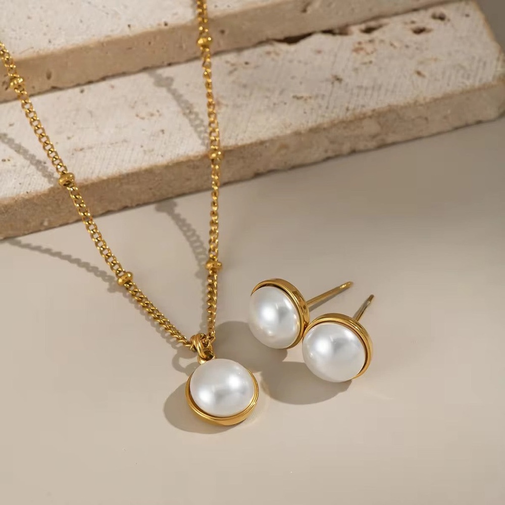 Classic Pearl Necklace and Stud Earrings Set